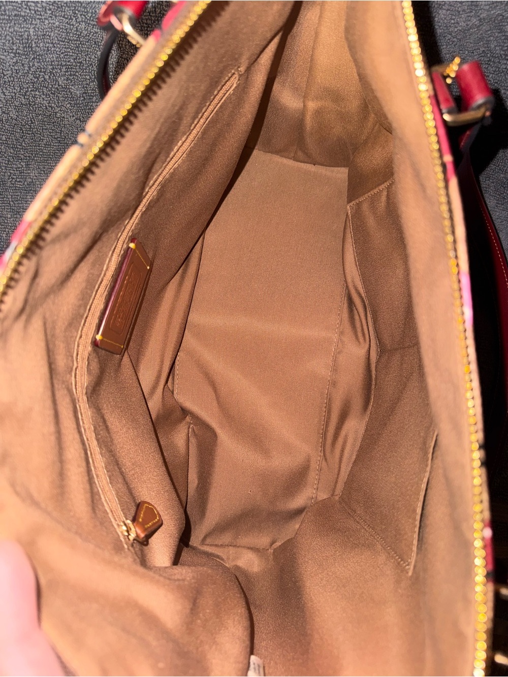 Coach Gallery Tote brown signature canvas with cherry print - Picture 10 of 12